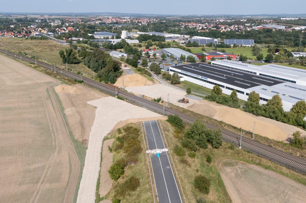 Die Bundesstraße 101 kreuzt an dieser Stelle die Bahnstrecke Dresden-Berlin.