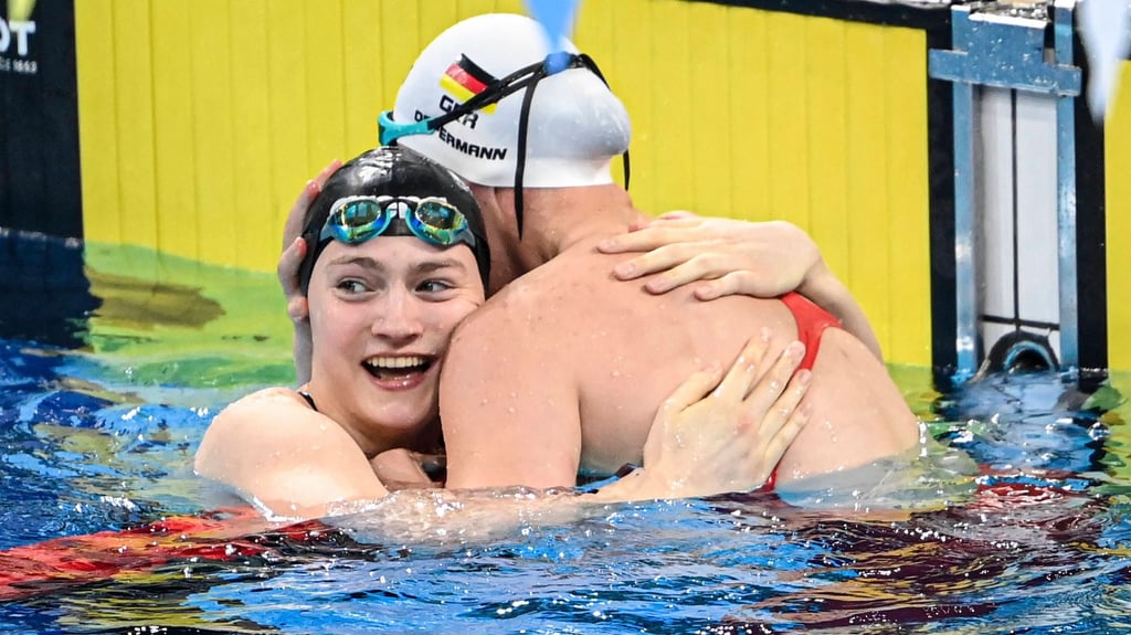 Nina Holt (l.) kann ihr Glück kaum fassen: Teamkollegin Lena Oppermann gratuliert der 22-Jährigen nach dem Sieg über 50 Meter Manikin – Retten einer Puppe. Es ist Holts dritte von insgesamt fünf Goldmedaillen bei den World Games.