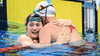 Nina Holt (l.) kann ihr Glück kaum fassen: Teamkollegin Lena Oppermann gratuliert der 22-Jährigen nach dem Sieg über 50 Meter Manikin – Retten einer Puppe. Es ist Holts dritte von insgesamt fünf Goldmedaillen bei den World Games.