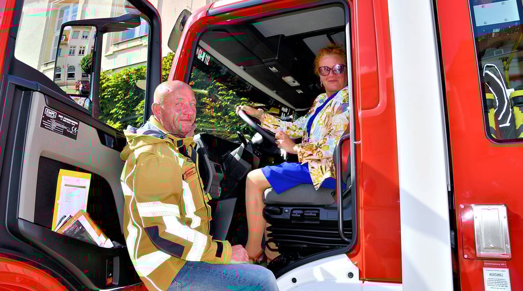 Probesitzen mit Gardelegens Bürgermeisterin Mandy Schumacher, hier mit Sven Rasch, verantwortlich in der Stadtverwaltung für den Brandschutz.