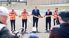 Verkehrsminister Patrick Schnieder (im Anzug links) und Berlins Regierender Bürgermeister Kai Wegner (beide CDU) eröffneten den 16. Bauabschnitt der A100 in Berlin.