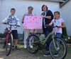  Der Lions Club Oschersleben - Die Börde spendet zwei Fahrräder an das „Waldhaus“ in Altbrandsleben. Club-Präsidentin Vinny Zielske (2. von links) und Martina Lausch aus dem Club-Vorstand übergeben die Räder.