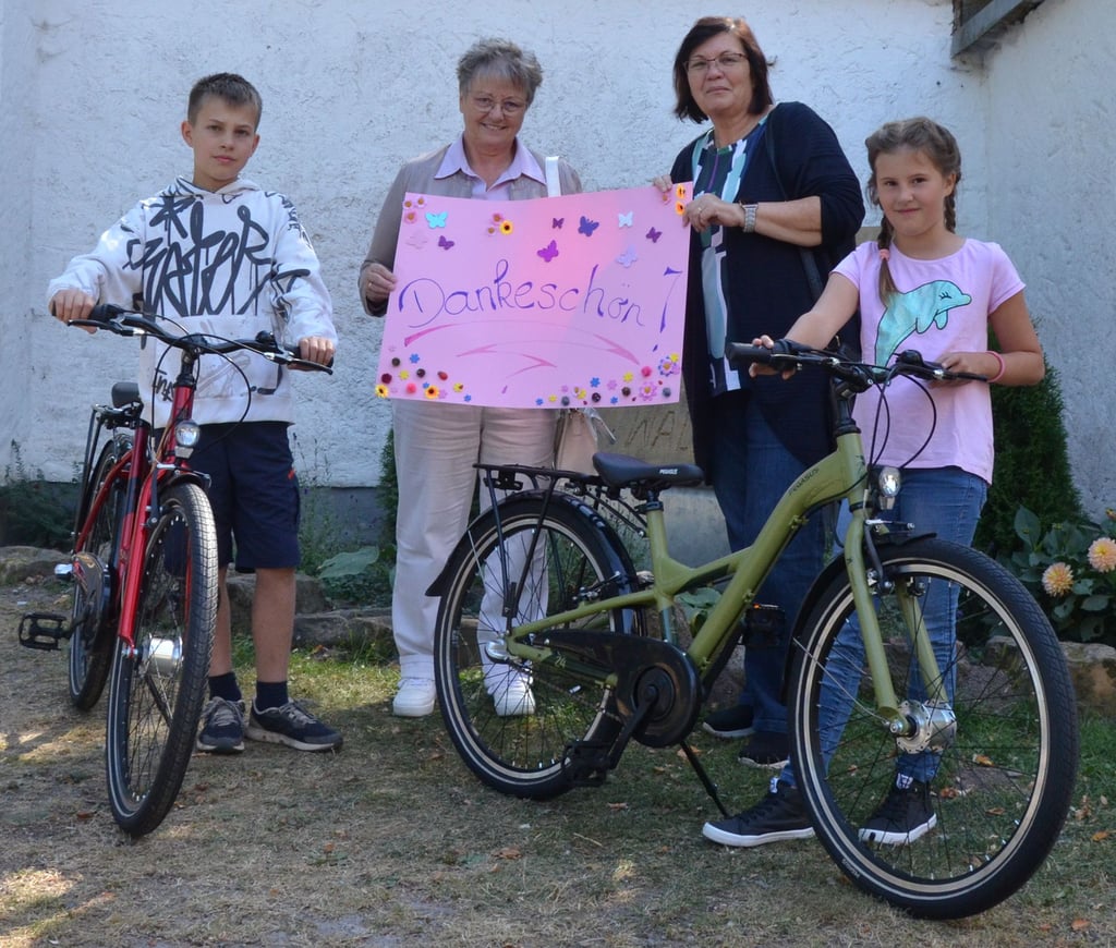 Der Lions Club Oschersleben - Die Börde spendet zwei Fahrräder an das „Waldhaus“ in Altbrandsleben. Club-Präsidentin Vinny Zielske (2. von links) und Martina Lausch aus dem Club-Vorstand übergeben die Räder.