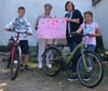  Der Lions Club Oschersleben - Die Börde spendet zwei Fahrräder an das „Waldhaus“ in Altbrandsleben. Club-Präsidentin Vinny Zielske (2. von links) und Martina Lausch aus dem Club-Vorstand übergeben die Räder.