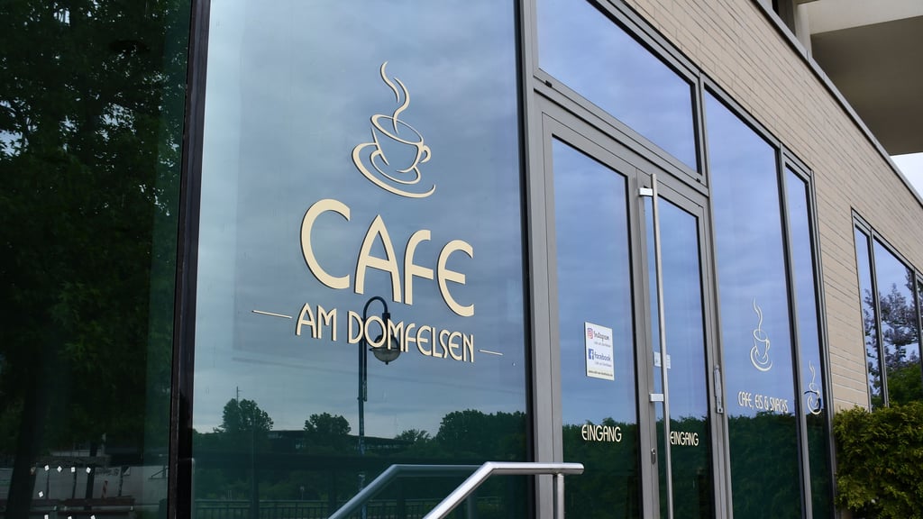 Das Café am Domfelsen an der Magdeburger Elbuferpromenade war seit Ende 2023 geschlossen. Nun gibt es einen Neustart.
