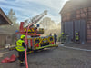 Feuerwehrleute beim Löschen in Schwenda. Sie waren stundenlang im Einsatz. 