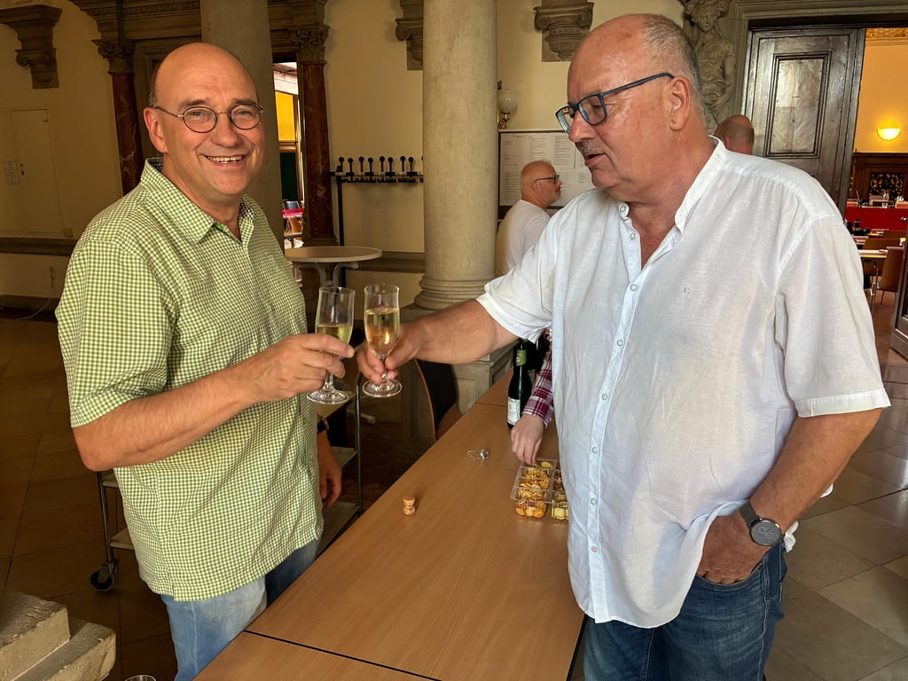 Der scheidende Stadtrat Detlef Wend (links) gibt seinen Ausstand. Hier mit Bodo Meerheim (Die Linke).