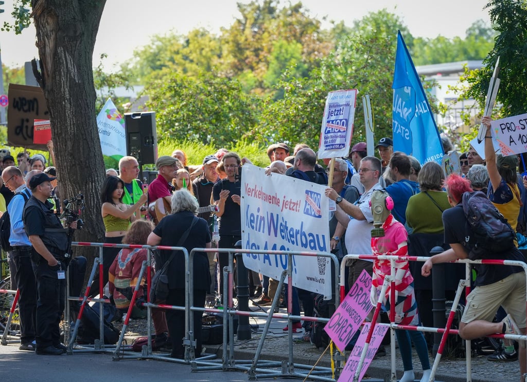 Gegen die Eröffnung des neuen Autobahnstücks protestierten Demonstranten.