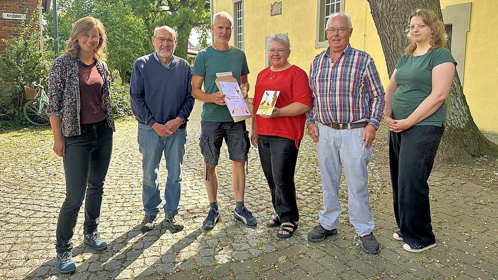 Pfarrerin Henrike Kant, Reinhard Szibor, Sven Königsmark sowie Ursula Bergien, Burkhard Wrede-Pummerer und Suanne Schmidt vom Nabu-Landesverband.