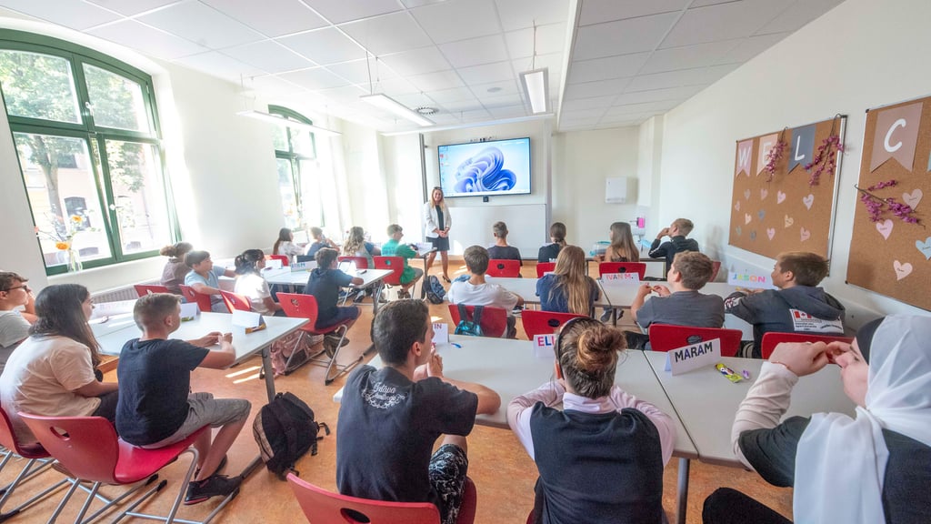 Mehrarbeit sichert in vielen Schulen Sachsen-Anhalts den Unterricht ab. Das Landesschulamt will tausende Lehrer-Überstunden nicht anerkennen.