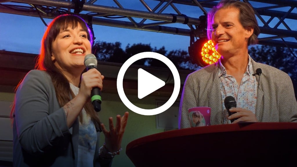 Heidi Reichinnek und Moderator Stefan Gebhardt beim Wahlkampf-Talk in der Eisleber Gartensparte "Ernst Thälmann".