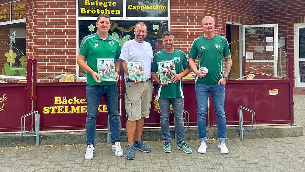 Der Vorsitzende des Sportvereins, Tobias Maier (r.), sowie die Vorstandsmitglieder Tobias Schmidt (l.) und Andreas Braun präsentieren gemeinsam mit dem Geschäftsführer der Bäckerei Stelmecke, Christian Friedrich (2.v.l.), vor der Filiale in Wolmirsleben stolz das neue Stickeralbum.