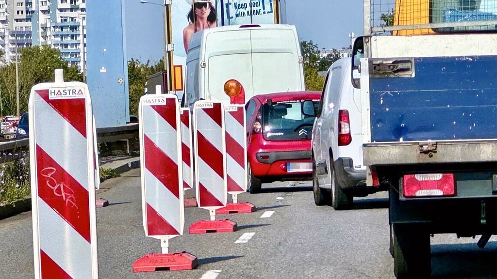 Der Grund für die massiven Behinderungen ist die Einengung auf eine Fahrspur pro Richtung.