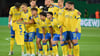 Mitleid mit dem Teamkollegen: Die Braunschweiger halten vor dem Pokalspiel gegen Stuttgart ein Trikot des verletzten Frederik Jäkel hoch.