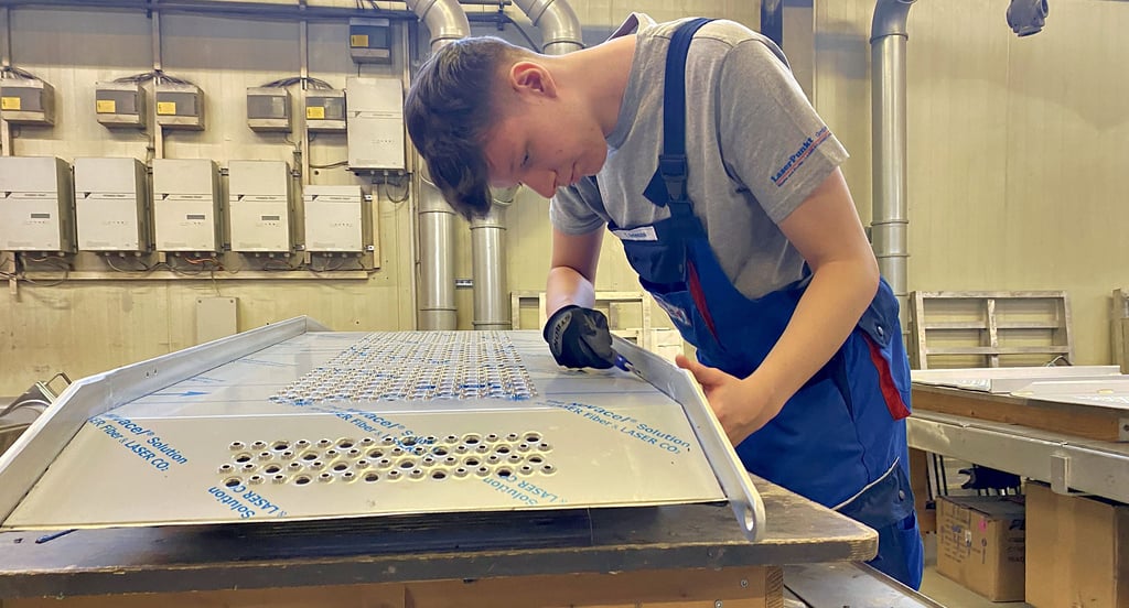 Wie wichtig der Tag der Unternehmen ist, zeigt das Beispiel Toni Smirzek bei Laserpunkt. Nach einem Besuch beim Unternehmenstag 2022 hat er im August 2024 seine Ausbildung  bei Laserpunkt in Schönebeck begonnen.