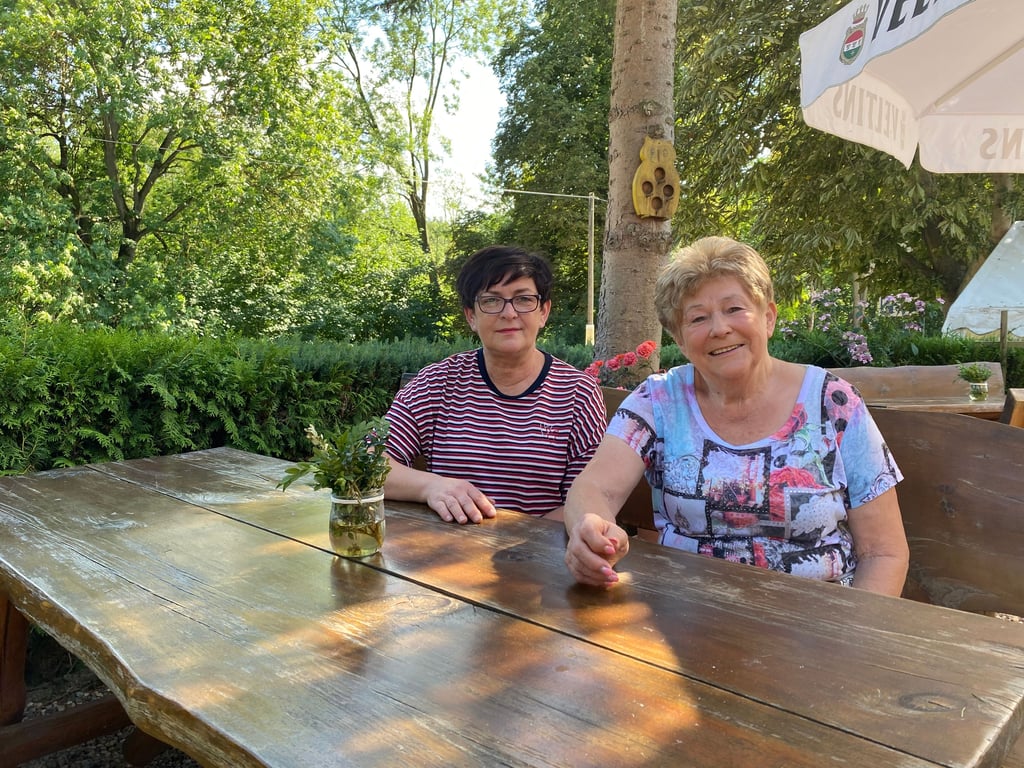 Conny Hesse (links) mit ihrer Mutter Melanie Buchholz im Biergarten der Jagdhütte.
