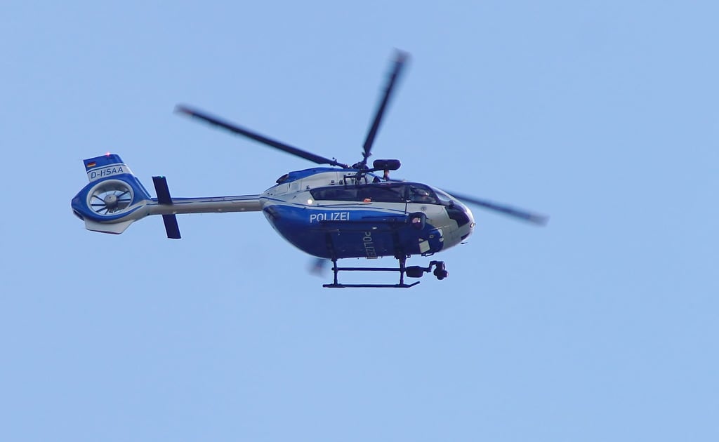 Per Hubschrauber sucht die Polizei in Magdeburg nach einer vermissten Person.
