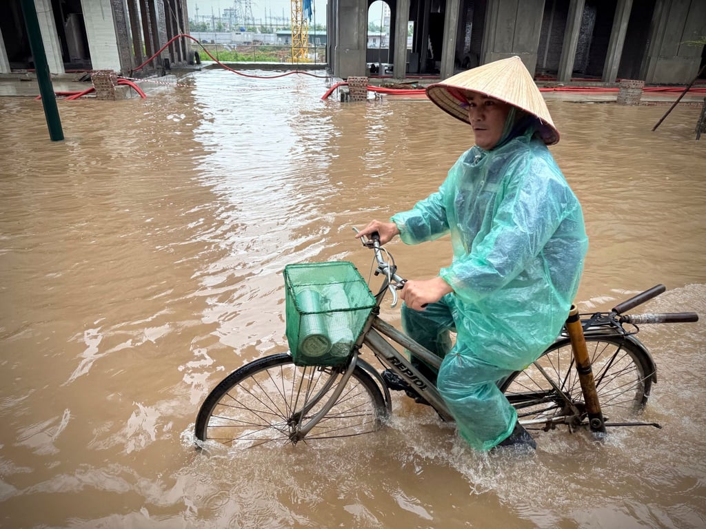 In Hanoi waren viele Straßen völlig überflutet.
