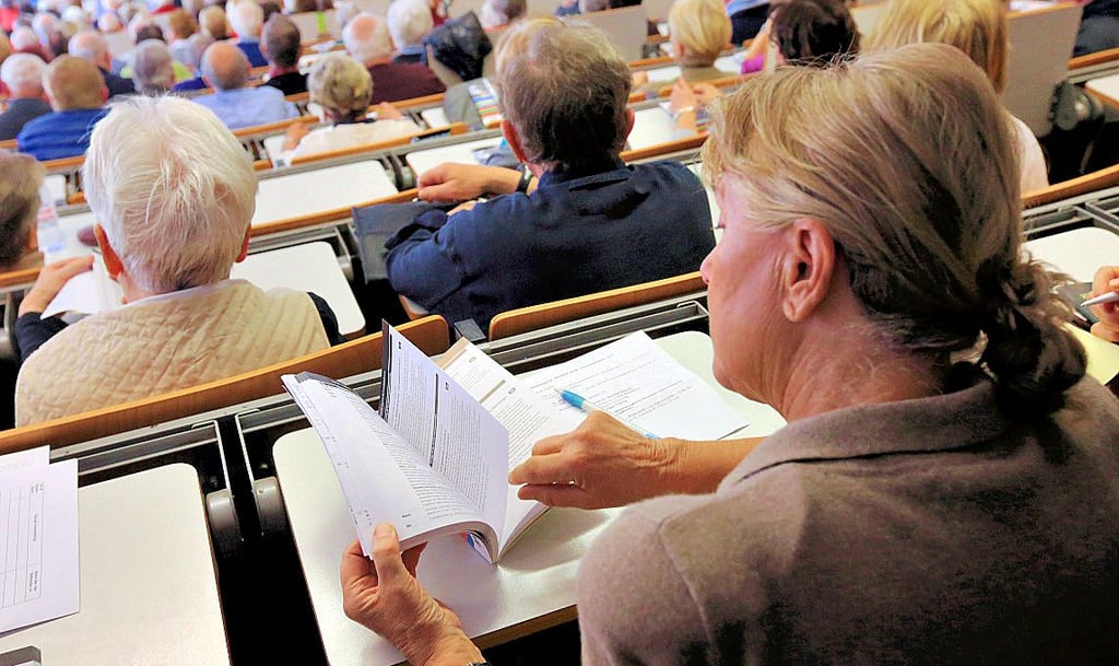 Viele Rentnerinnen und Rentner wollen sich weiterbilden und nutzen dafür unter anderem Seniorenkollegs.