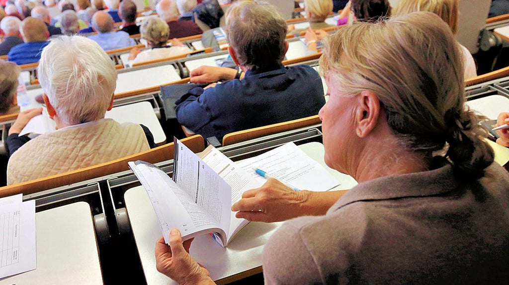 Viele Rentnerinnen und Rentner wollen sich freiwillig weiterbilden und nutzen dafür unter anderem Seniorenkollegs. Der Vorschlag des Ökonomen Marcel Fratzscher ein verpflichtendes soziales Jahr für Rentner einzuführen, stößt auf Kritik.