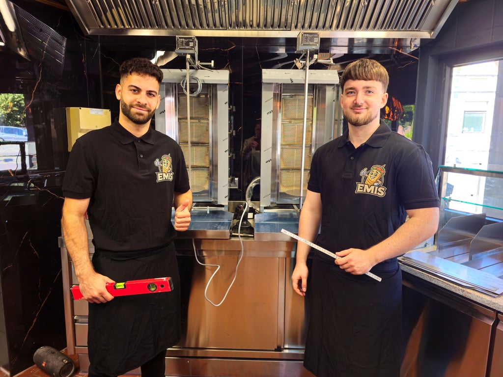 Emirhan Ulubay (links) und Mihajlo Khobotov eröffnen am 29. August 2025 einen Imbiss in der ehemaligen Minol-Tankstelle Zerbst.