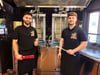 Emirhan Ulubay (links) und Mihajlo Khobotov eröffnen am 29. August 2025 einen Imbiss in der ehemaligen Minol-Tankstelle Zerbst.