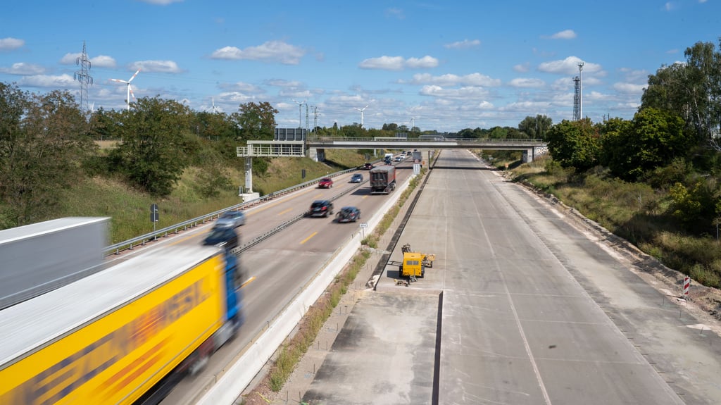Beide Fahrtrichtungen verwenden seit April gemeinsam die Fahrbahn nach München, während die Gegenfahrbahn erneuert wird.