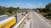 Beide Fahrtrichtungen verwenden seit April gemeinsam die Fahrbahn nach München, während die Gegenfahrbahn erneuert wird.