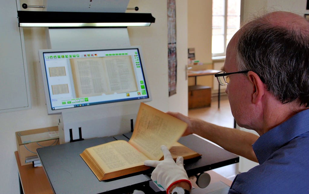 Seit Jahren nutzt Peter Lingnau seine Besuche in Stendal dafür, im Stadtarchiv historische Adressbücher zu erfassen. Jede Seite wird einzeln eingescannt, dank moderner Technik geht es recht schnell.