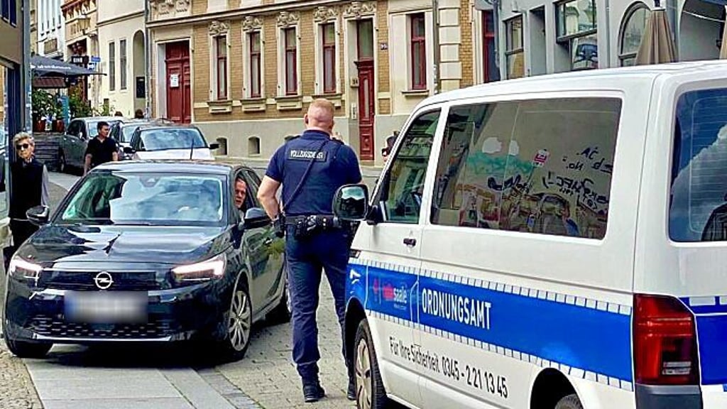 Ein Autofahrer wird in der Kleinen Ulrichstraße kontrolliert.