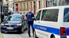 Ein Autofahrer wird in der Kleinen Ulrichstraße kontrolliert.