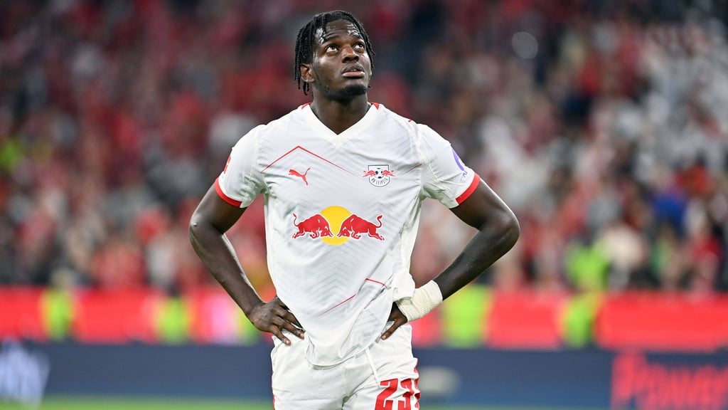 RB-Profi Castello Lukeba legte sich einen Freistoß regelwidrig selbst vor