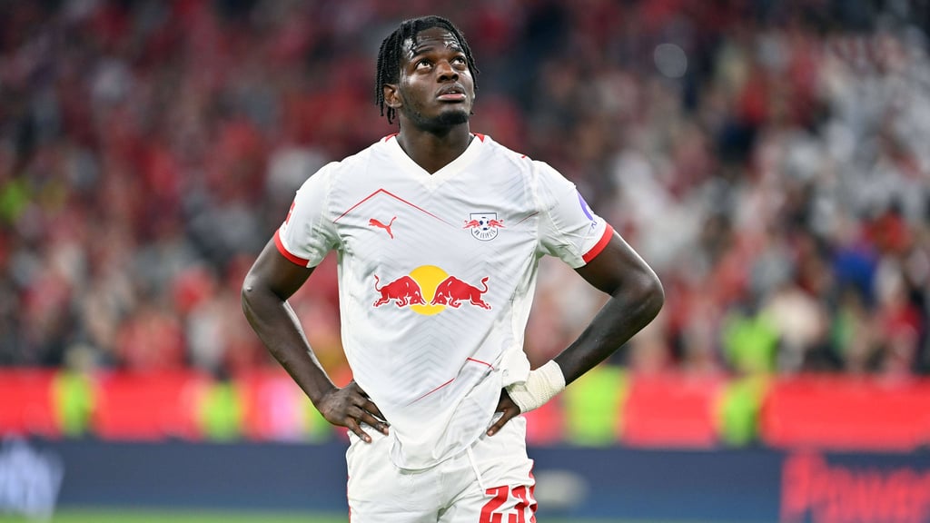 RB-Profi Castello Lukeba legte sich einen Freistoß regelwidrig selbst vor