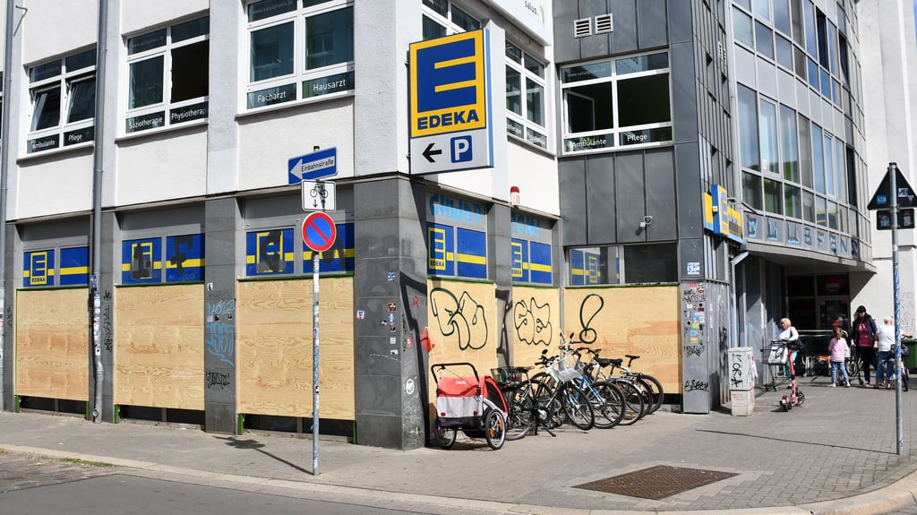 Die Schaufenster des Edeka-Markts in Magdeburg wurden versehentlich mit Holzplatten verschlossen.