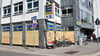 Die Schaufenster des Edeka-Markts in Magdeburg wurden mit Holzplatten verschlossen.