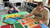  Alicia Bandel und Steven Ulbrich werden in der Caritas-Behindertenwerkstatt in Osterfeld betreut und malen an der geplanten Wanddekoration mit. 