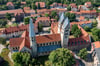 Blick auf die romanische Liebfrauenkirche an Halberstadts Domplatz. Die viertürmige Basilika mit ihrem wertvollen Chorschrankenfiguren bietet zur Nacht der Kirchen am 30. August ein besonderes Programm.