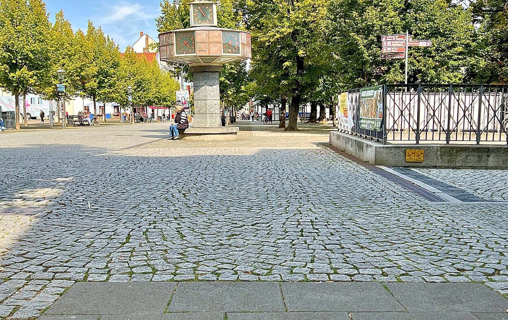 Eine vorgeschlagene Variante sieht vor, das Plattenband (vorn) an Weltzeituhr und Gastrichbude vorbei geradeaus über den Karlsplatz zu ziehen.