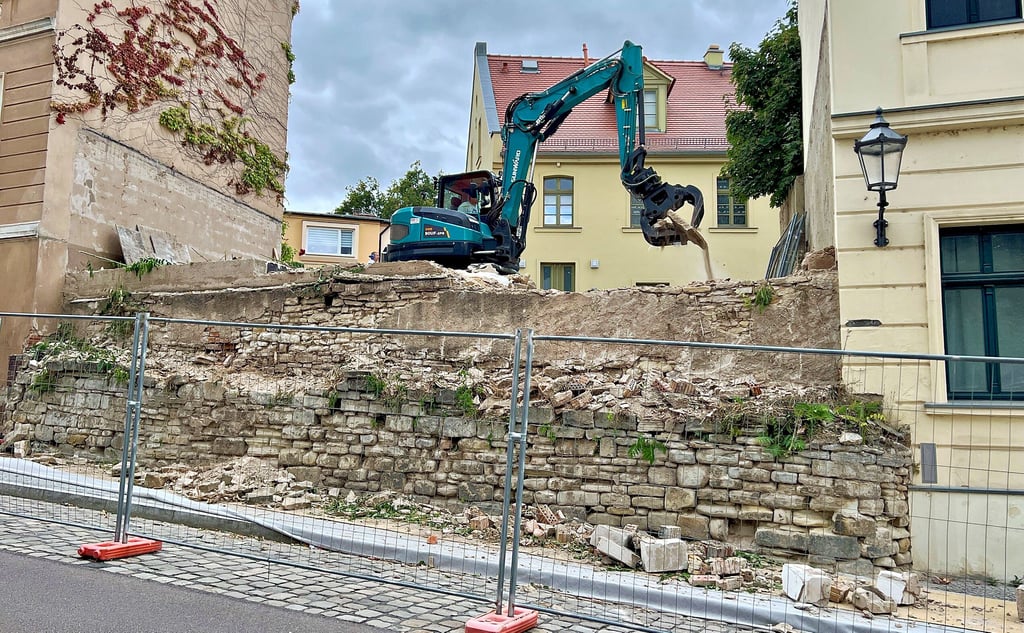 Die Mauer am Kugelweg in Bernburg wird abgerissen.