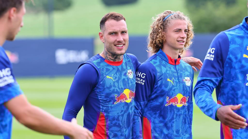 Derzeit kein Platz im Profikader: Viggo Gebel neben Kapitän David Raum.