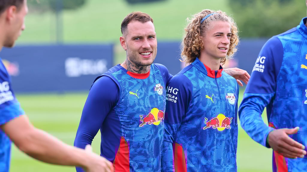 Derzeit kein Platz im Profikader: Viggo Gebel neben Kapitän David Raum.