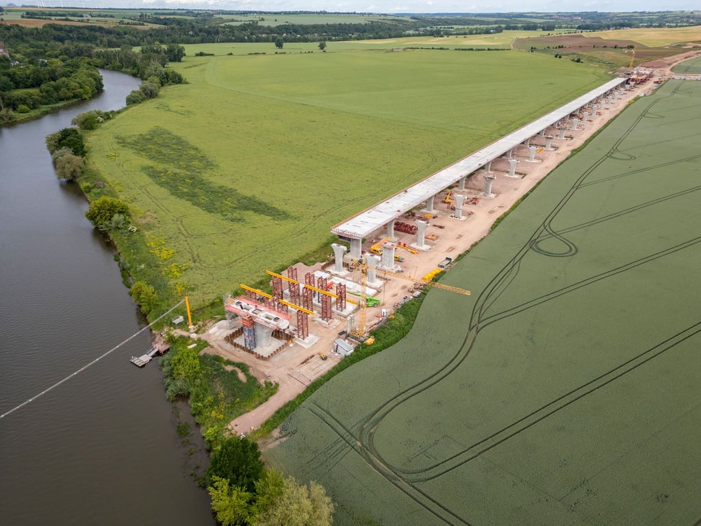 Blick auf die Baustelle der Saalebrücke der Autobahn 143. (Archivbild)