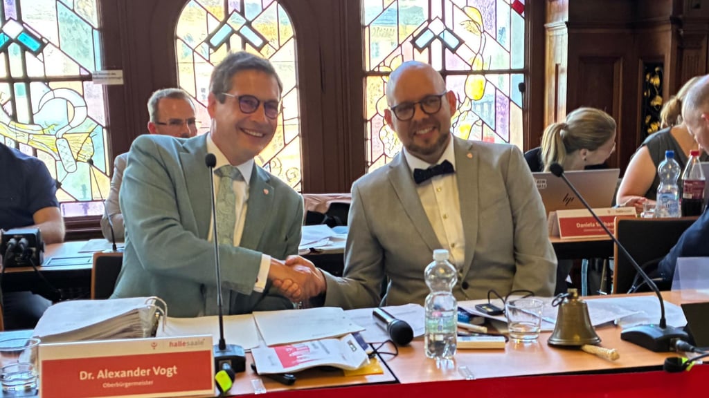 OB Alexander Vogt (l.) und der neue Ratsvorsitzende Guido Haak
