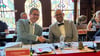 OB Alexander Vogt (l.) und der neue Ratsvorsitzende Guido Haak