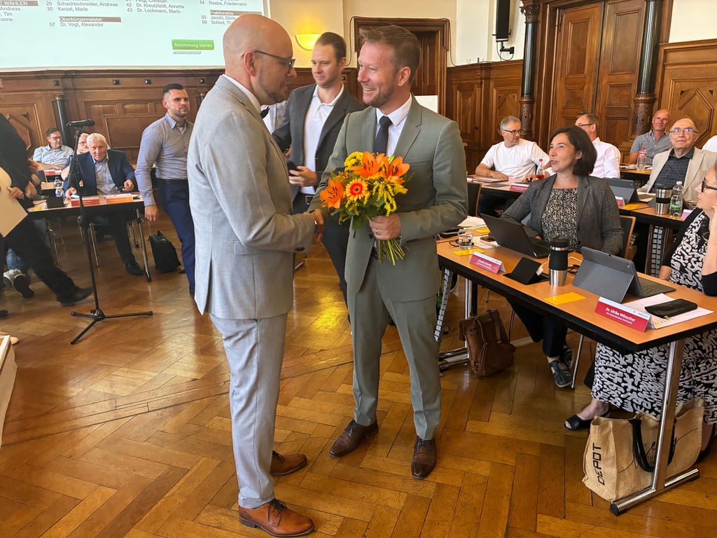 Der erste Gratulant war der CDU-Fraktionsvorsitzende Christoph Bernstiel (rechts).