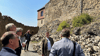 Kulturminister Rainer Robra (2.v.l.) macht sich vor Ort ein Bild vom Schaden an der Burg Falkenstein. 