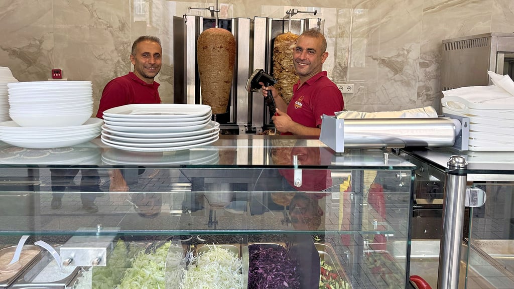 Inhaber Alicengiz (r.) vom Ali Baba Döner am Hauptbahnhof Halle hat diese Woche neu eröffnet. Bis 23 Uhr dreht sich der Spieß.