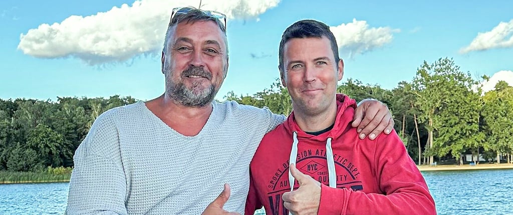 Dennis Proft (rechts) mit seinem Lebensretter Danny Weber an Bord der Queen Arendsee.