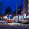 Unbekannte haben in Magdeburg einen großen Stein auf eine Straßenbahn geworfen.&nbsp;