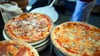 Ein Kunde, der mit einer Pizza unzufrieden war, ist von einem Lieferanten und zwei weiteren Männern in Jena angegriffen und verletzt worden. (Archivbild)